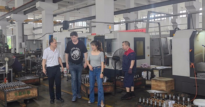 艾思捷技術顧總帶俄羅斯客戶參觀廠區(qū) (1).jpg