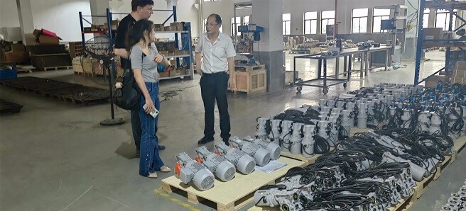 艾思捷技術顧總帶俄羅斯客戶參觀廠區(qū) (2).jpg