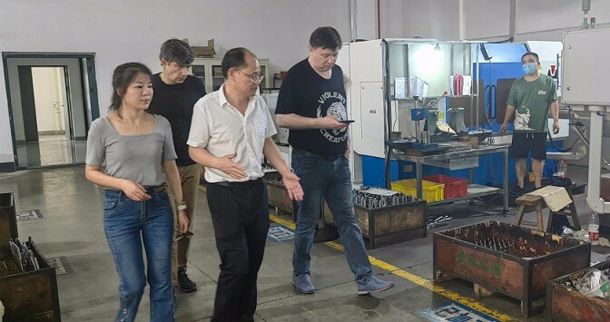 艾思捷技術顧總帶俄羅斯客戶參觀廠區(qū) (3).jpg