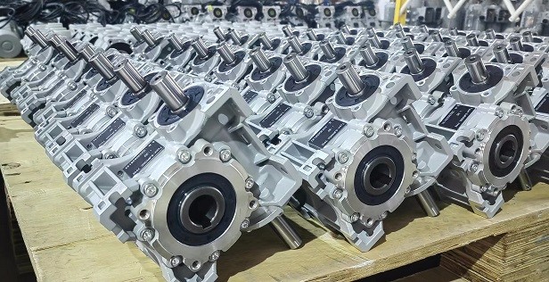 11月正忙，艾思捷雙軸輸入蝸輪減速機(jī)SJMRV050-30-AB發(fā)貨 (2).jpg